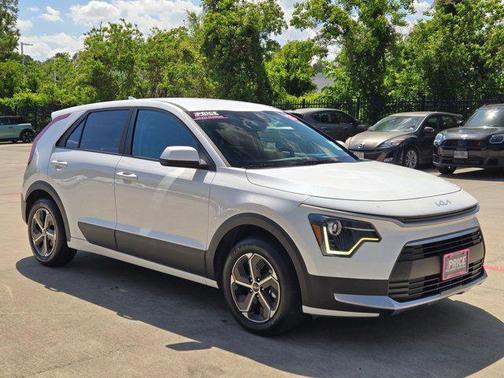 Snow White Pearl 2025 Kia Niro LX