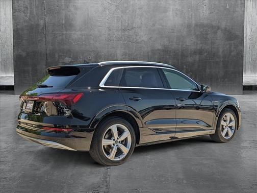2019 Audi e-tron Premium Plus