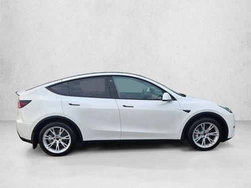 Pearl White Multi-Coat 2022 Tesla Model Y Long Range Dual Motor All-Wheel Drive