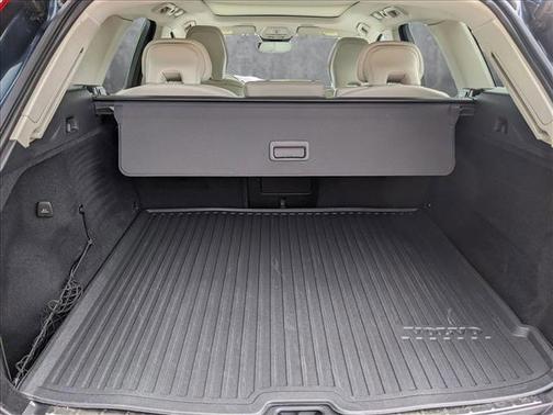 2022 Volvo XC60 B5 Momentum