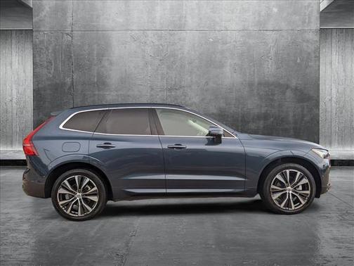 2022 Volvo XC60 B5 Momentum