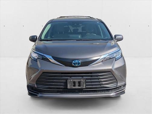 2022 Toyota Sienna LE