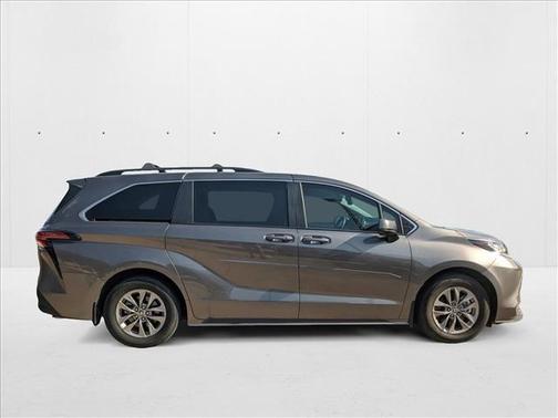 2022 Toyota Sienna LE