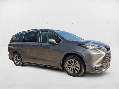 2022 Toyota Sienna LE