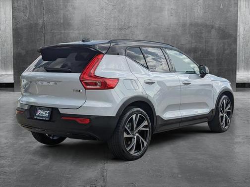 2022 Volvo XC40 T5 R-Design