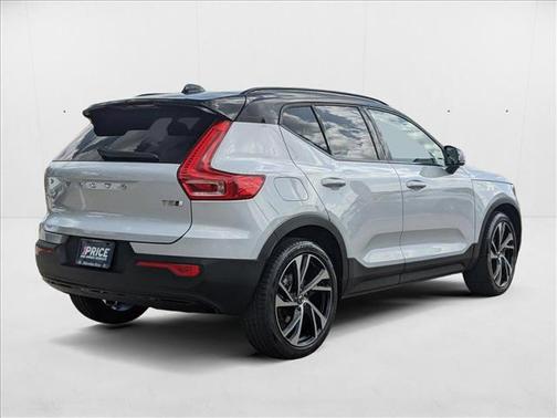 2022 Volvo XC40 T5 R-Design