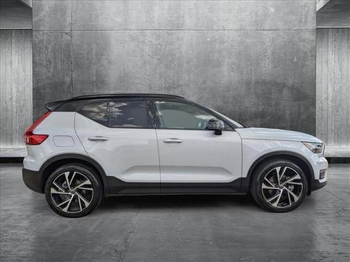 2022 Volvo XC40 T5 R-Design