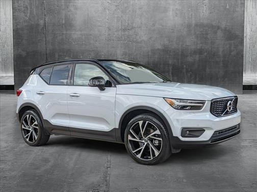 2022 Volvo XC40 T5 R-Design