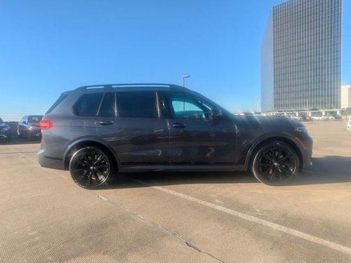 2022 BMW X7 M50i