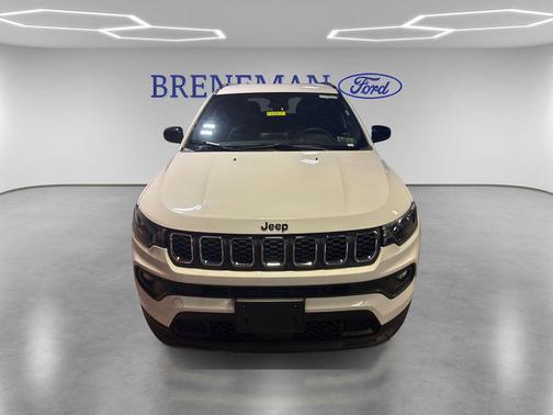 Bright White Clearcoat 2025 Jeep Compass Latitude