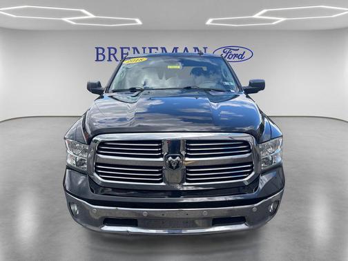 Brilliant Black Crystal Pearlcoat 2018 RAM 1500 Big Horn