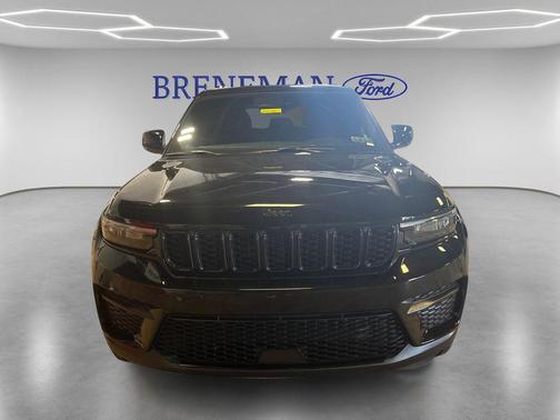 Diamond Black Crystal Pearlcoat 2023 Jeep Grand Cherokee Altitude