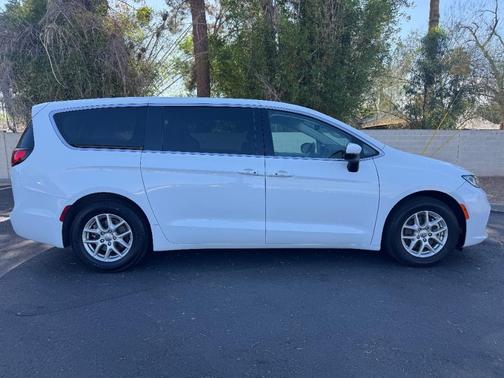 2023 Chrysler Pacifica Touring-L