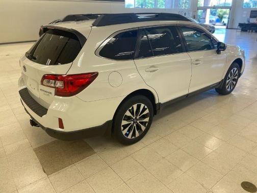 White 2017 Subaru Outback 2.5i Limited