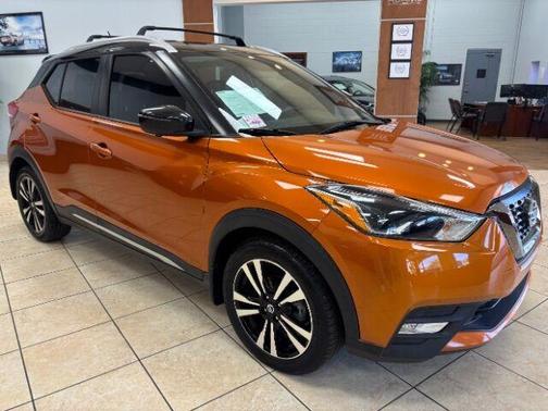 Monarch Orange / Super Black 2018 Nissan Kicks SR