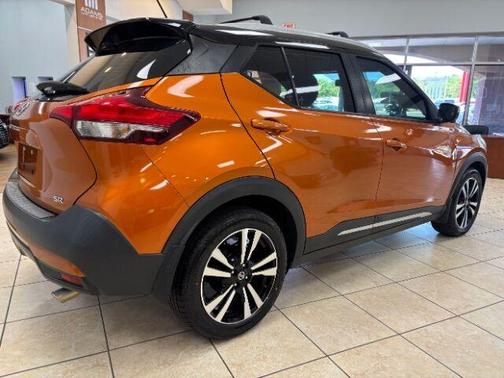 Monarch Orange / Super Black 2018 Nissan Kicks SR