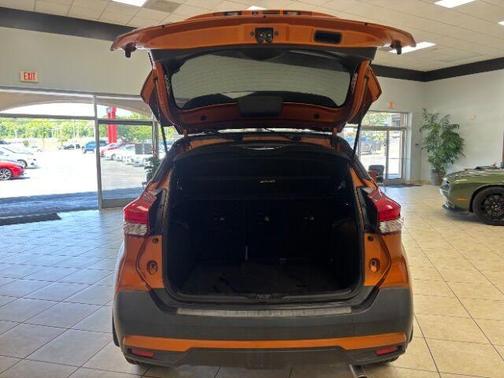 Monarch Orange / Super Black 2018 Nissan Kicks SR