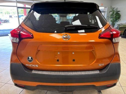 Monarch Orange / Super Black 2018 Nissan Kicks SR