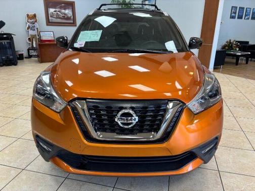 Monarch Orange / Super Black 2018 Nissan Kicks SR