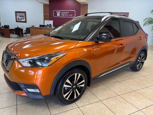 Monarch Orange / Super Black 2018 Nissan Kicks SR