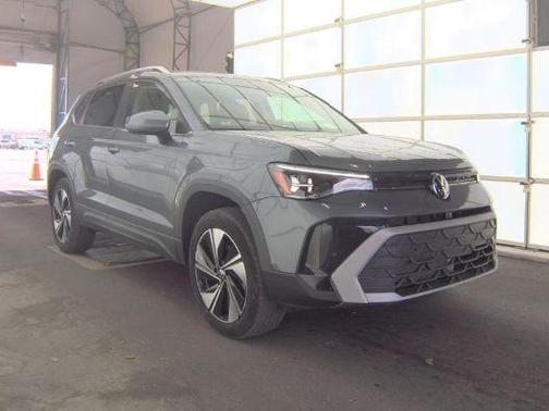 Platinum Gray Metallic 2025 Volkswagen Taos 1.5T SE