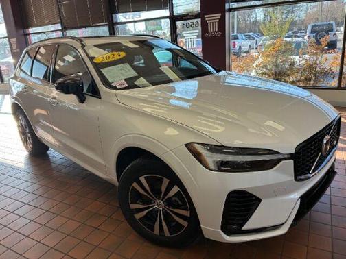 2024 Volvo XC60 Recharge Plug-In Hybrid T8 Core Dark Theme