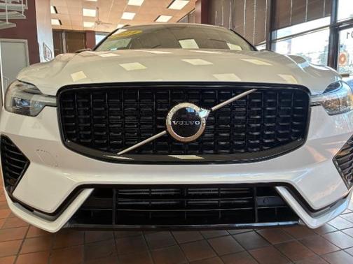 2024 Volvo XC60 Recharge Plug-In Hybrid T8 Core Dark Theme