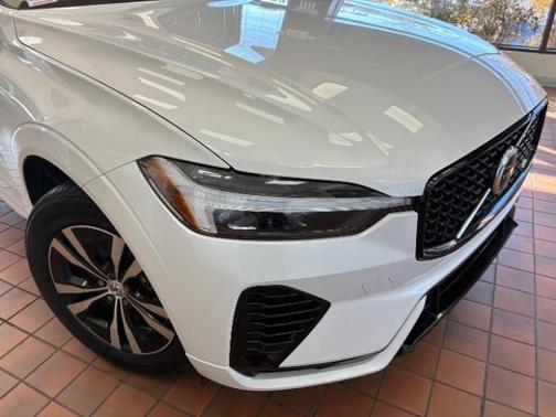 2024 Volvo XC60 Recharge Plug-In Hybrid T8 Core Dark Theme