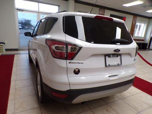 Photo 4 of 30 of 2017 Ford Escape SE
