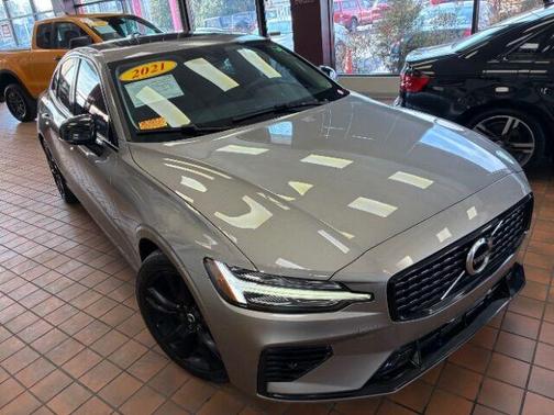 2021 Volvo S60 Recharge Plug-In Hybrid T8 R-Design Expression