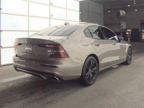 2021 Volvo S60 Recharge Plug-In Hybrid T8 R-Design Expression