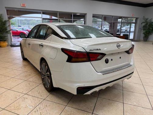White 2023 Nissan Altima 2.5 SL
