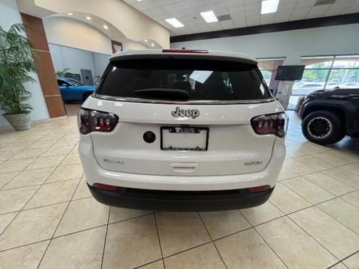 Bright White Clearcoat 2024 Jeep Compass Latitude