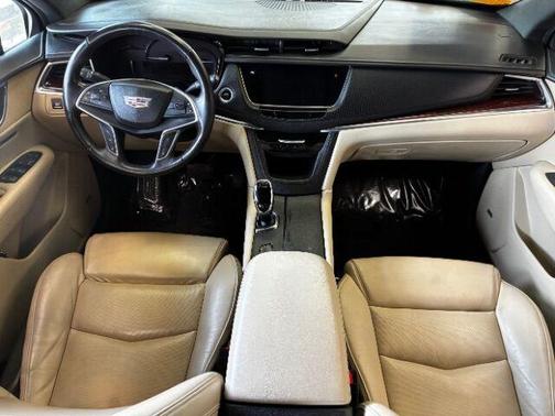 White 2017 Cadillac XT5 Luxury