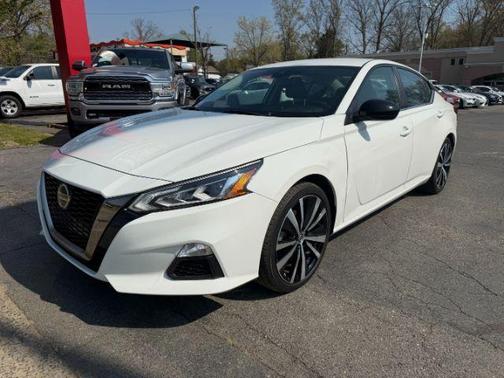 Glacier White 2022 Nissan Altima 2.5 SR