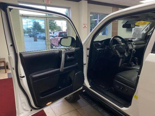 Super White 2018 Toyota 4Runner SR5 Premium