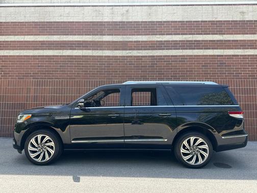 INFINITE BLACK 2022 Lincoln Navigator Reserve