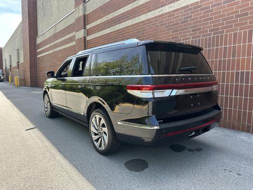 INFINITE BLACK 2022 Lincoln Navigator Reserve