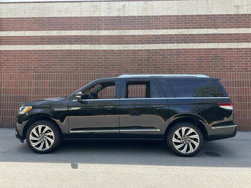 INFINITE BLACK 2022 Lincoln Navigator Reserve