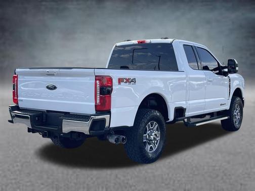 Oxford White 2023 Ford F-350 Lariat Super Duty