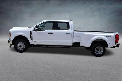 Oxford White 2025 Ford F-350 XLT
