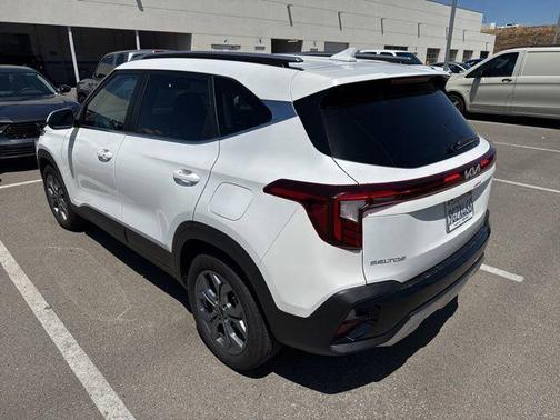 Snow White Pearl 2024 Kia Seltos S