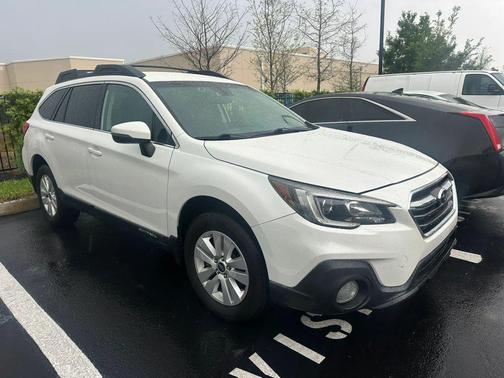 Crystal White Pearl 2018 Subaru Outback 2.5i Premium