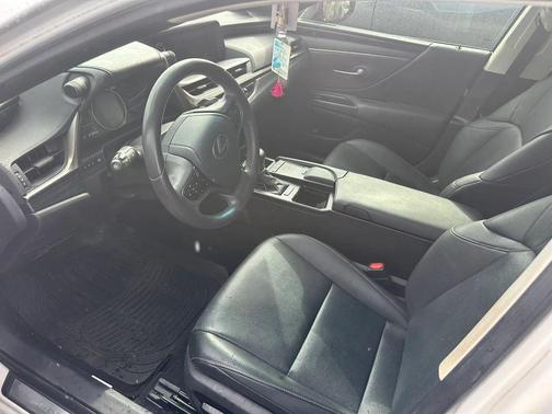 Eminent White Pearl 2020 Lexus ES 350 Base