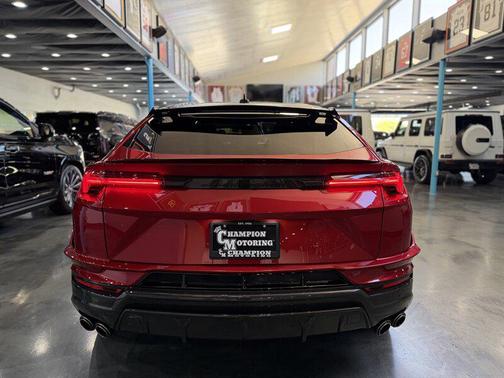 2024 Lamborghini Urus Performante