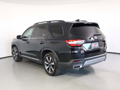 Crystal Black Pearl 2024 Honda Pilot