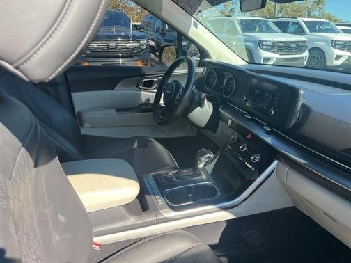 2023 Kia Carnival LX