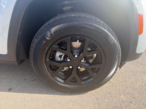 Silver Zynith 2025 Jeep Grand Cherokee LAREDO