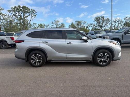 Celestial Silver Metallic 2023 Toyota Highlander Hybrid XLE