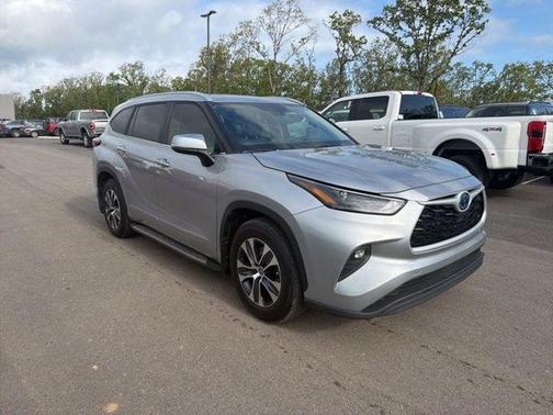 Celestial Silver Metallic 2023 Toyota Highlander XLE